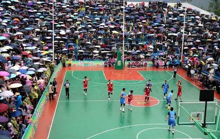 2024年5月1日，人們?cè)谫F州省黔東南苗族侗族自治州臺(tái)江縣臺(tái)盤鄉(xiāng)臺(tái)盤村觀看“村BA”球王爭(zhēng)霸賽。 新華社發(fā)（余天英 攝）