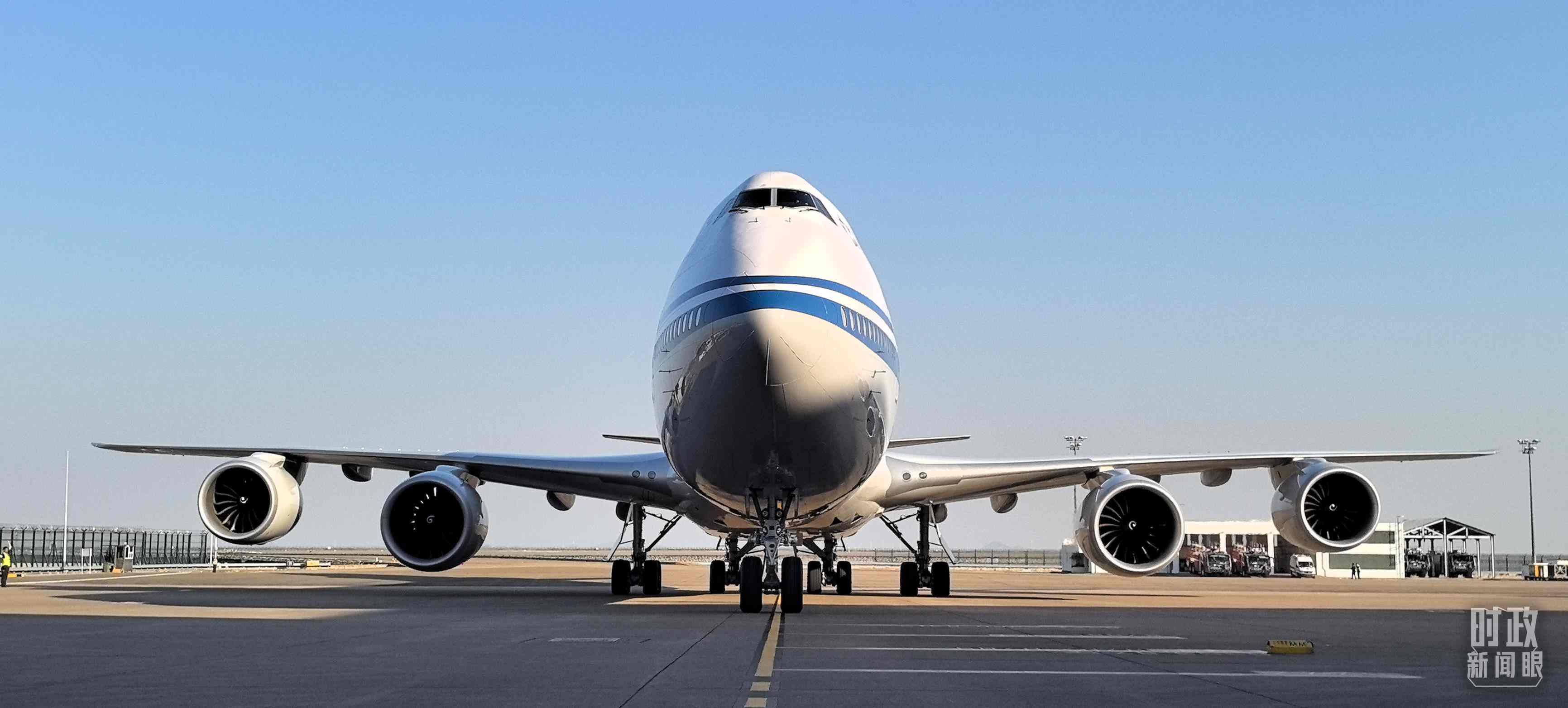 △習主席專機抵達澳門國際機場。（總臺央視記者王子杭拍攝）