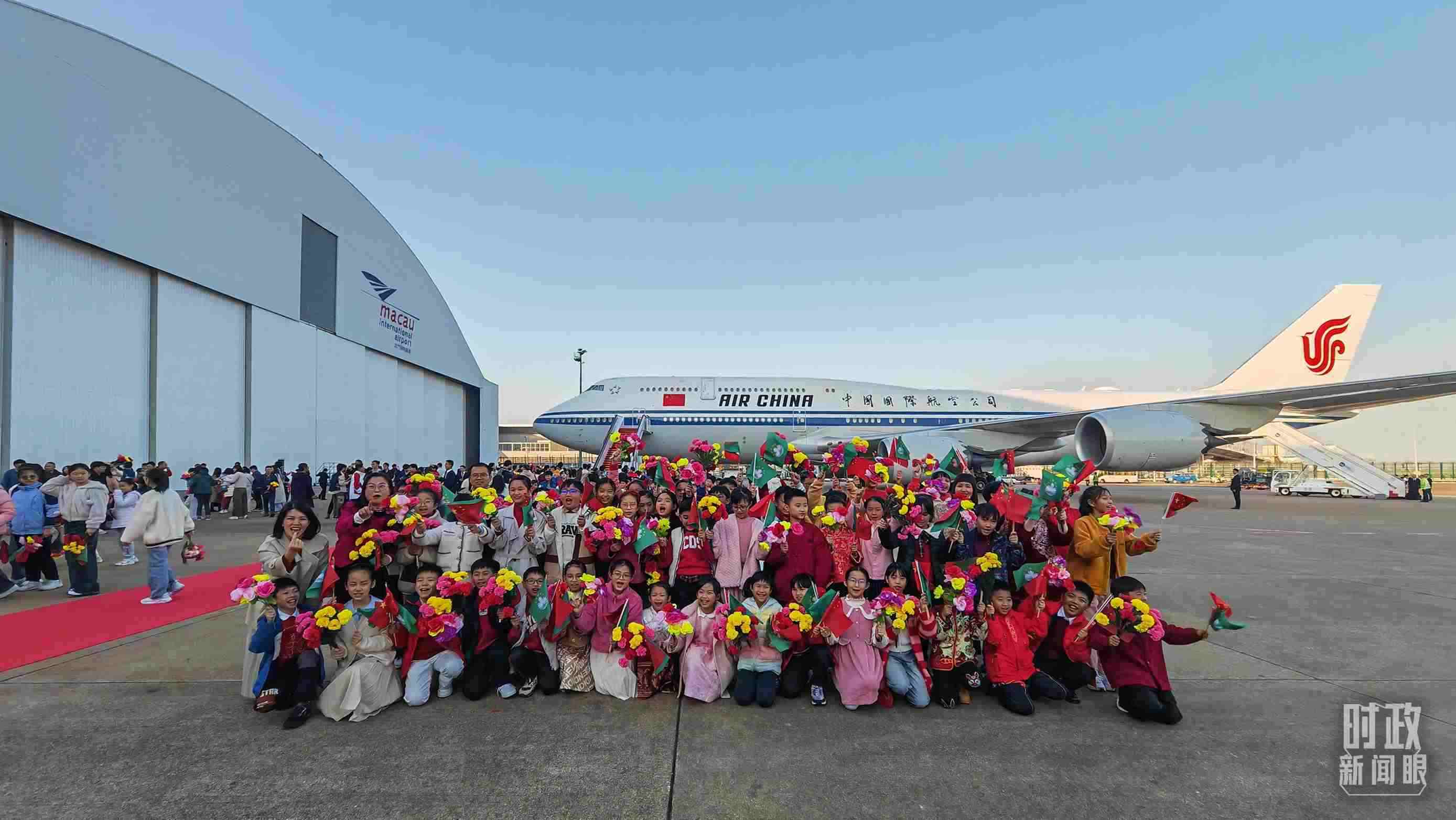 △歡迎儀式后，歡迎人群合影留念。（總臺央視記者劉琦拍攝）