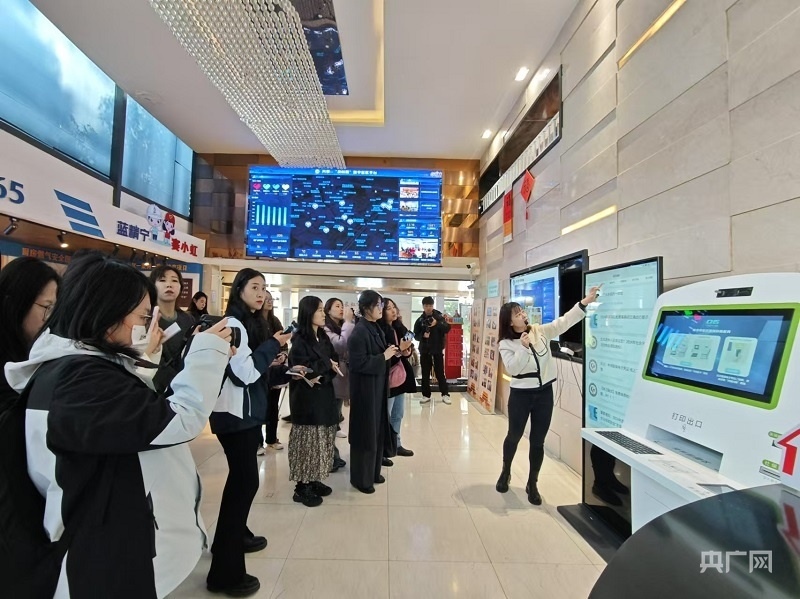 劉燕介紹“及時(shí)雨”數(shù)字社區(qū)平臺(央廣網(wǎng)記者 王錫斐 攝)