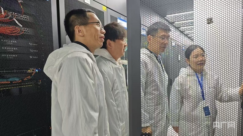 陳平平和團(tuán)隊(duì)在實(shí)驗(yàn)室設(shè)備機(jī)房開展創(chuàng)新網(wǎng)絡(luò)測試驗(yàn)證(央廣網(wǎng)記者 王錫斐 攝)