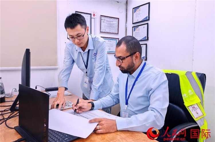 中外員工共同跟進項目進展。人民網(wǎng)記者 管克江攝