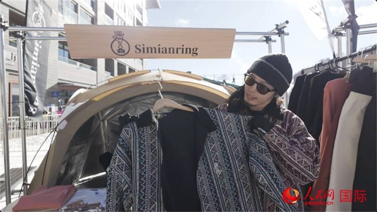 藤田周正在展示自己設計的滑雪服。人民網(wǎng)記者 袁蒙攝