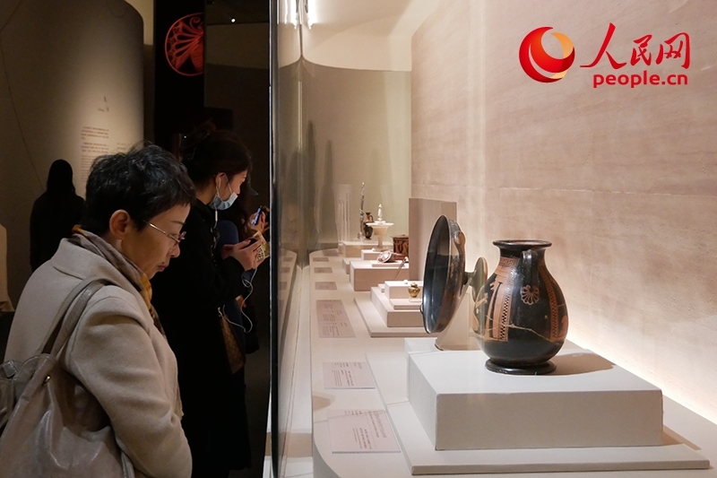 11月13日，觀眾正在國博參觀“美的多元——古希臘的藝術與生活”展。人民網(wǎng)記者 韋衍行攝