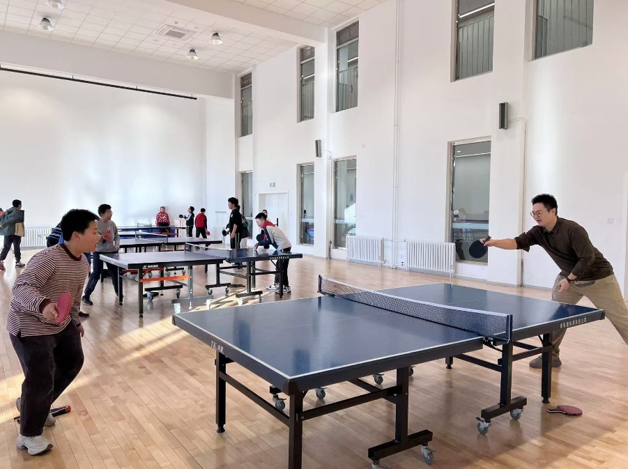 老師和學生在課間打乒乓球。人民網(wǎng) 白炅攝