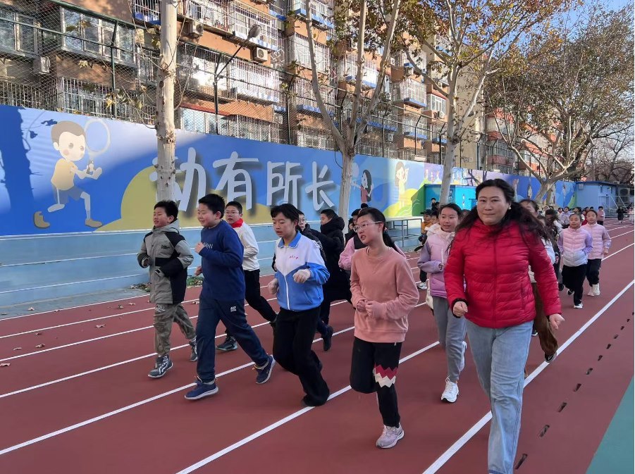 學生們在班主任陪同下跑步。人民網(wǎng) 白炅攝