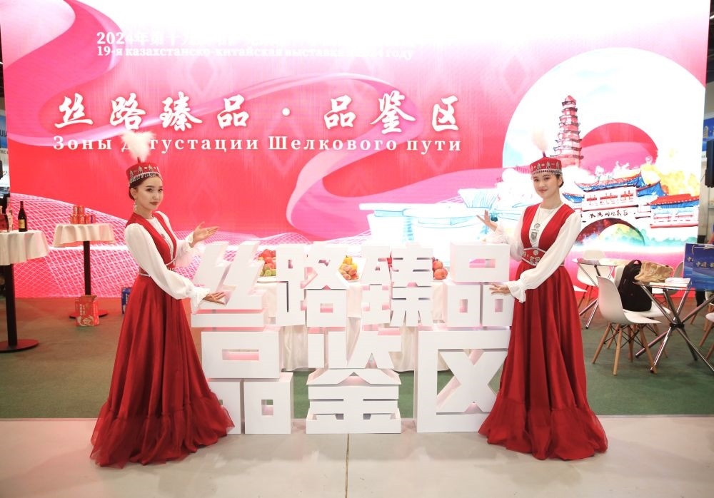 2024年8月23日，在哈薩克斯坦阿斯塔納，身著民族服飾的工作人員在第十九屆哈薩克斯坦—中國(guó)商品展覽會(huì)上歡迎觀展民眾。新華社發(fā)（奧斯帕諾夫攝）