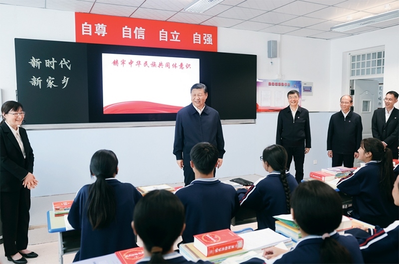 2024年6月18日至19日，中共中央總書(shū)記、國(guó)家主席、中央軍委主席習(xí)近平在青海考察。這是18日下午，習(xí)近平在果洛西寧民族中學(xué)高一（1）班觀摩“新時(shí)代、新家鄉(xiāng)”主題思政課。 新華社記者 鞠鵬/攝
