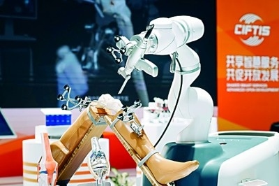 2024年中國國際服務貿(mào)易交易會上展出的人工智能骨科手術機器人。新華社發(fā)