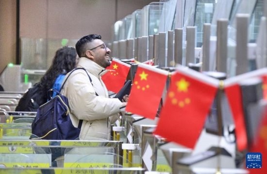 1月2日，國(guó)外旅客通過(guò)大興機(jī)場(chǎng)邊檢站入境。新華社記者 李欣 攝