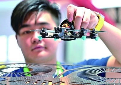 在首屆晉江科技成果轉化對接洽談會智能裝備展位，工作人員在展示無人機研究成果。新華社發(fā)