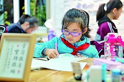 在河南洛陽市澗西區(qū)長安路街道長安路二社區(qū)共享自習室內(nèi)，孩子們在學習。李衛(wèi)超攝/光明圖片