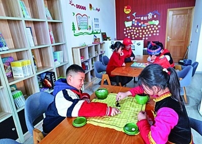 浙江岱山縣秀山鄉(xiāng)秀南村“民生小鋪”里，放學后的小學生在下棋。新華社發(fā)