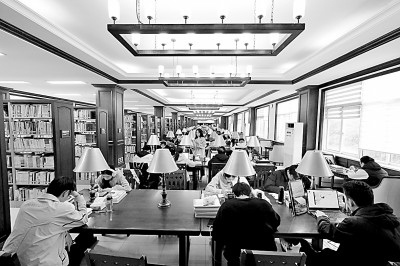 重慶大學(xué)圖書館，大學(xué)生們正在讀書學(xué)習(xí)。孫凱芳攝/光明圖片