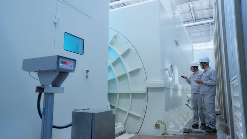 工作人員檢查300兆瓦壓氣儲(chǔ)能示范工程發(fā)電機(jī)。受訪者供圖