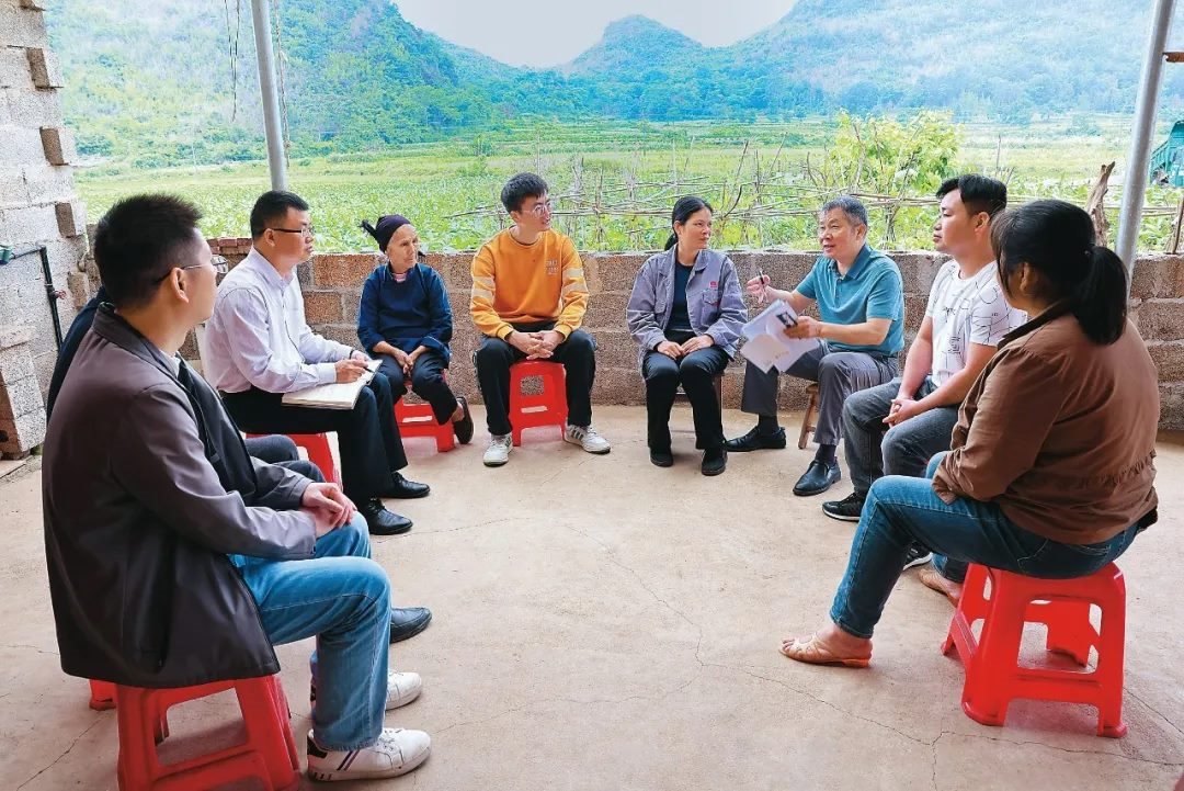 △法學(xué)會(huì)法律咨詢專家等入戶走訪、調(diào)解糾紛。