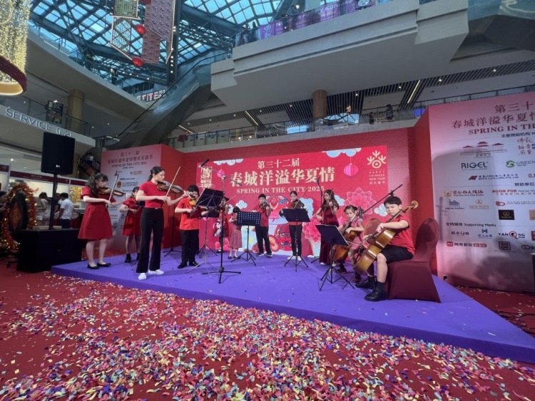 來自中國和新加坡的藝術團體聯(lián)袂表演了歌舞、器樂、武術、雜技等多種形式的文藝節(jié)目。活動主辦方供圖