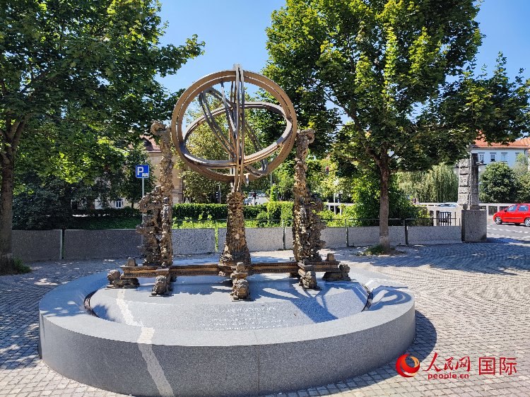 位于盧布爾雅那古城中心河畔的中斯友好紀念碑。人民網(wǎng)記者 謝亞宏攝