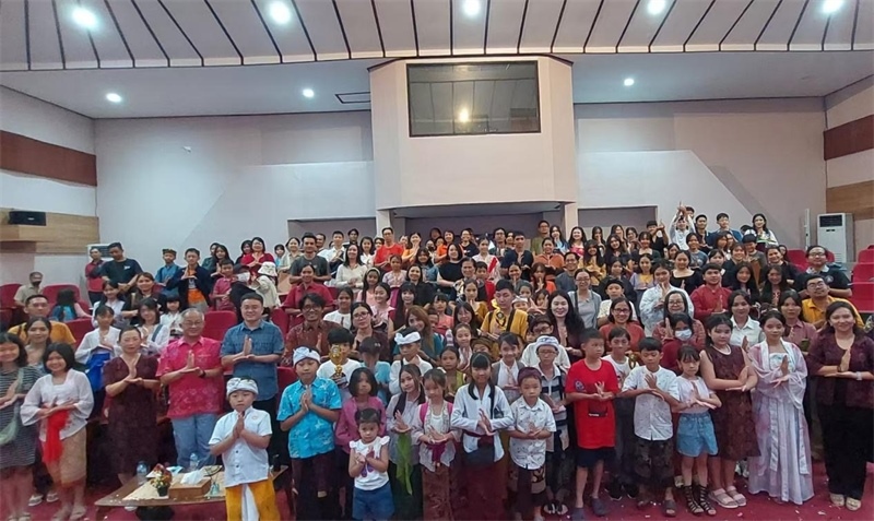 出席活動的師生與嘉賓合影。巴陵康孔子學(xué)院供圖