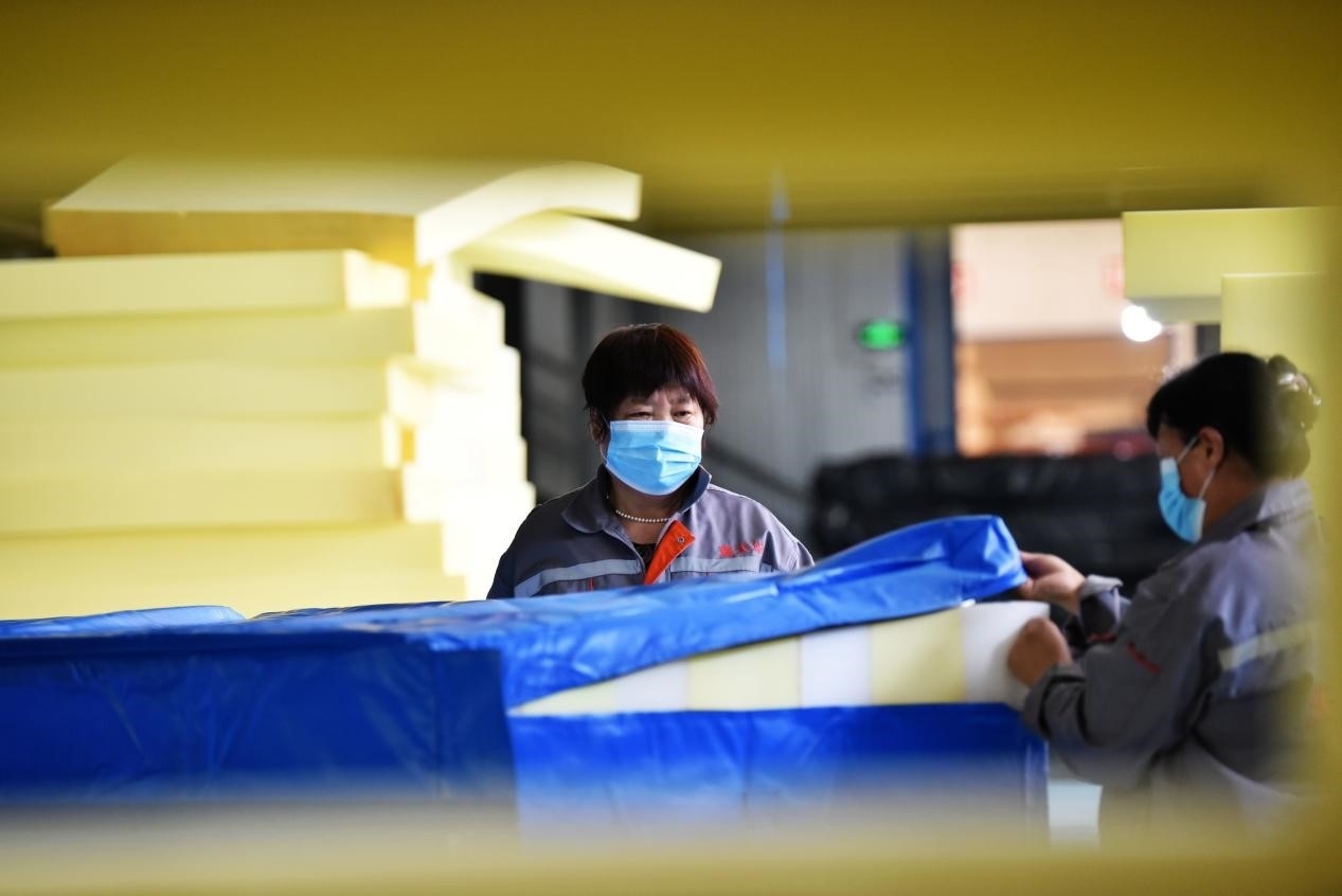 定州市某公司生產(chǎn)的短道速滑防護(hù)墊、速度滑冰防護(hù)墊、雪上防護(hù)墊等產(chǎn)品。白永民攝