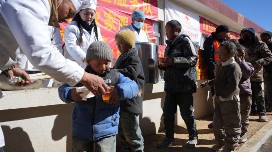 1月14日，廚師們正在給前來用餐的小朋友們打飯。新華社記者 邱星翔 攝