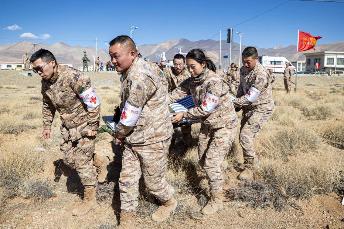 1月9日，日喀則定日縣長所鄉(xiāng)，西藏軍區(qū)總醫(yī)院醫(yī)療隊(duì)隊(duì)員將受傷村民用擔(dān)架從救護(hù)車準(zhǔn)備抬上直升機(jī)，轉(zhuǎn)運(yùn)至拉薩的西藏軍區(qū)總醫(yī)院救治。人民日報(bào)記者張武軍攝