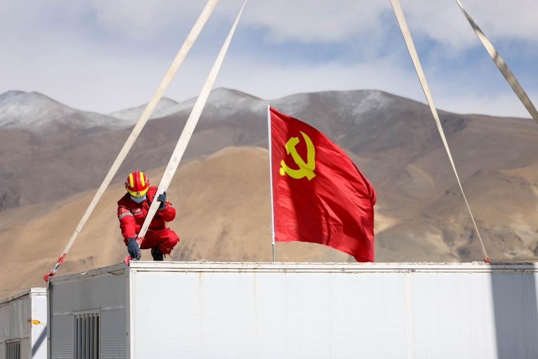 1月13日，定日縣長所鄉(xiāng)嘎布村安置點(diǎn)，中國安能三局成都基地支援震區(qū)的黨員突擊隊(duì)隊(duì)員在搭建活動板房。人民日報(bào)記者張武軍攝