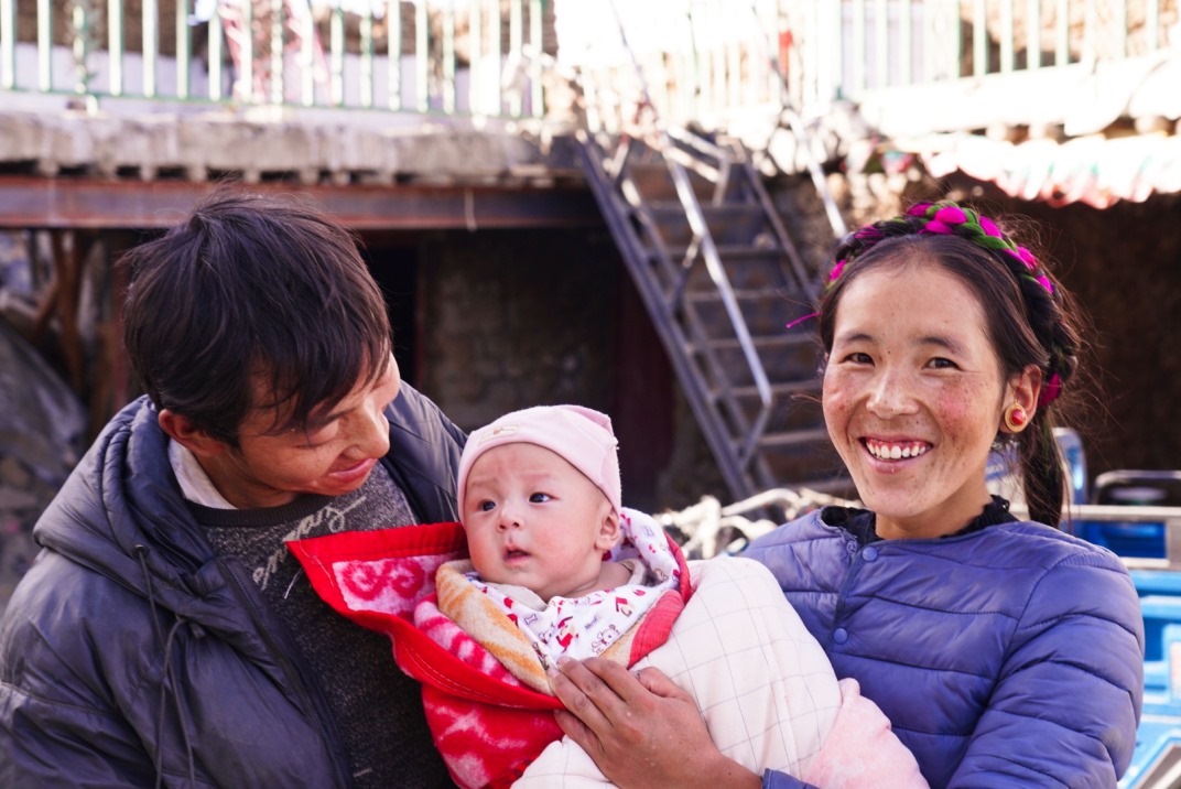 1月11日，在西藏日喀則市人民醫(yī)院，受災(zāi)群眾抱著自己在地震中受傷的孩子康復(fù)出院。人民日報(bào)記者徐馭堯攝