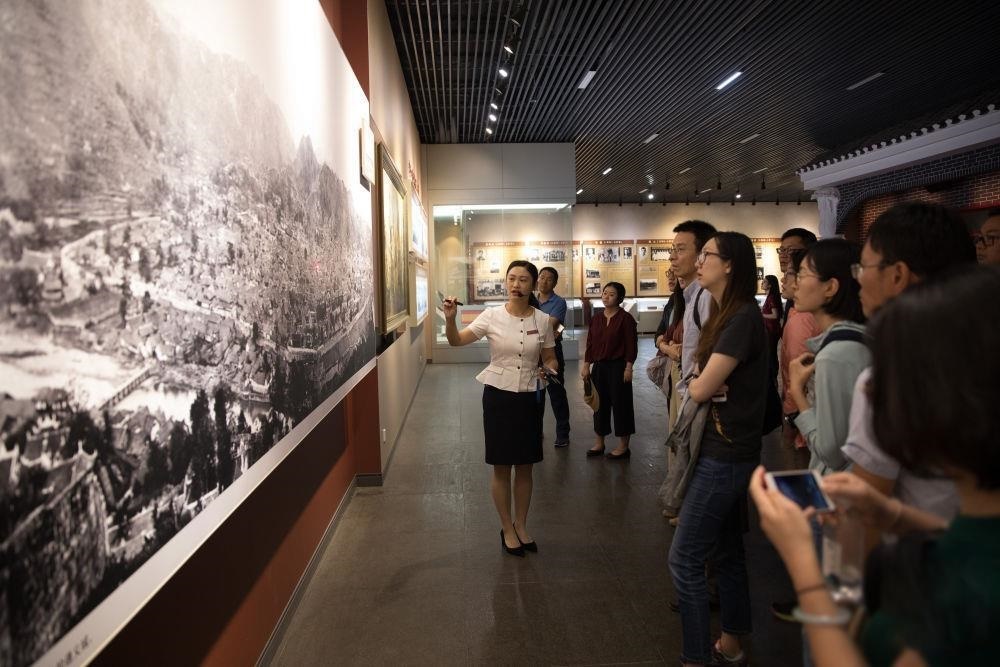 △參觀者在遵義會議紀(jì)念館聽取介紹。