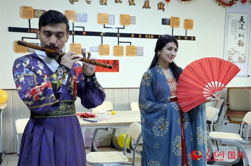 薩拉赫丁大學(xué)中文系學(xué)生們展示才藝。人民網(wǎng)伊納斯·易卜拉欣攝