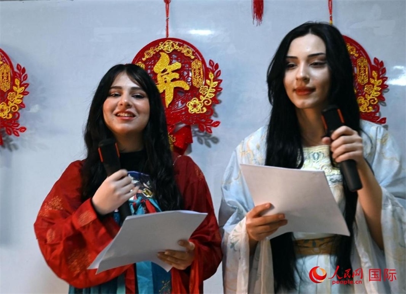 活動由中文系學(xué)生主持。人民網(wǎng)伊納斯·易卜拉欣攝