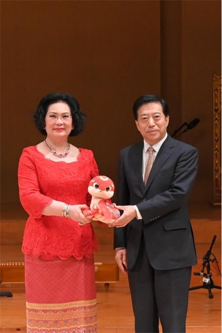 中國駐泰國大使韓志強(qiáng)與國際奧委會委員、泰國愛樂樂團(tuán)董事會主席坤仁帕塔瑪共同出席音樂會。主辦方供圖