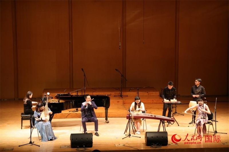 來自云南藝術(shù)學(xué)院的音樂家在演奏《金蛇狂舞》。人民網(wǎng)記者 楊一攝