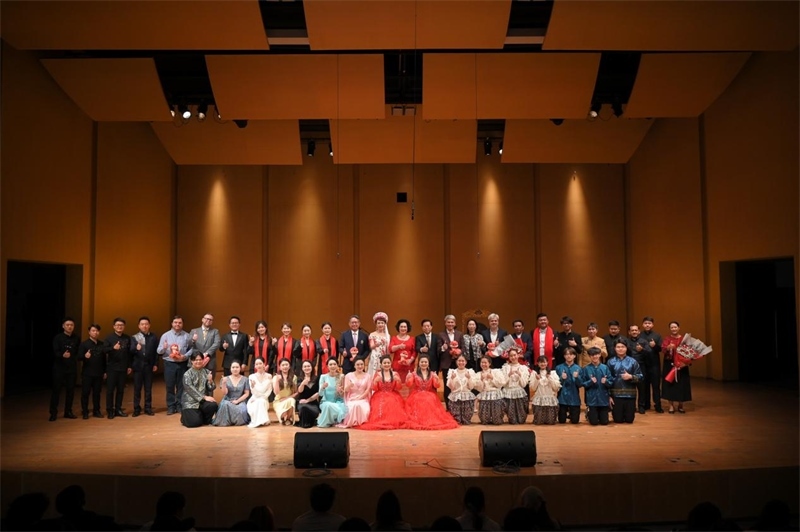 音樂會嘉賓與表演者集體合影?；顒又鬓k方供圖