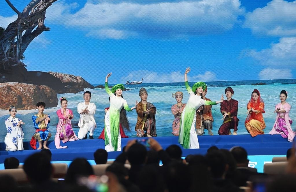 這是1月16日，在南寧國際會展中心，演員在“世界市長對話·南寧”活動間隙表演節(jié)目。新華社記者 陸波岸 攝