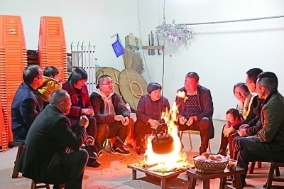 為討論蜜梨產(chǎn)業(yè)發(fā)展事宜，鸕鳥(niǎo)鎮(zhèn)開(kāi)展“圍爐夜話”。資料圖片