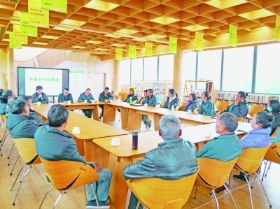 各種形式的民主協(xié)商議事會(huì)在余杭區(qū)落地生花。圖為黃湖鎮(zhèn)就共富工坊工作召開(kāi)未來(lái)鄉(xiāng)村議事會(huì)。資料圖片