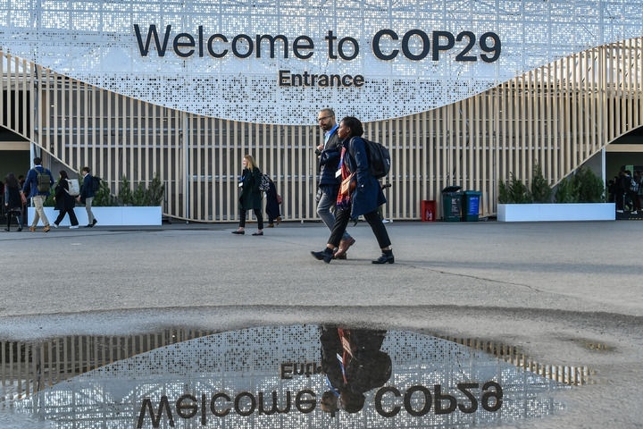 2024年11月15日，在阿塞拜疆首都巴庫，人們經(jīng)過聯(lián)合國氣候變化巴庫大會的會場。新華社記者 曹陽 攝