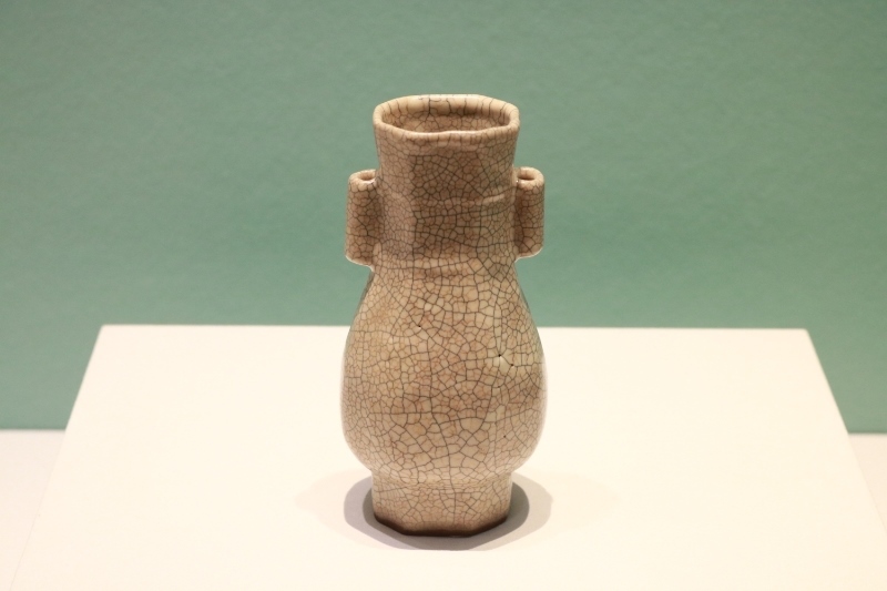 圖為故宮博物院藏宋代哥窯米黃釉貫耳瓶。