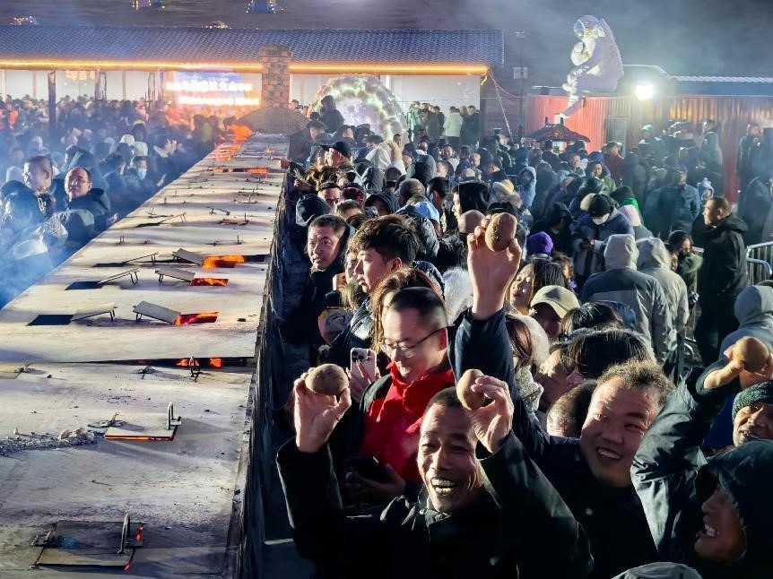 烏蘭哈達火山腳下“千人烤土豆”。人民網(wǎng)記者 苗陽攝