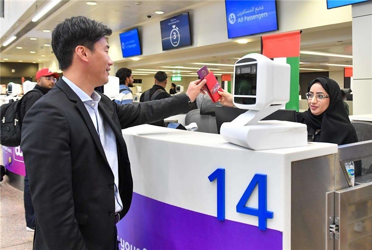 1月22日，迪拜免稅店聯(lián)合迪拜移民局向入境中國(guó)旅客贈(zèng)送新年賀禮。迪拜移民局供圖