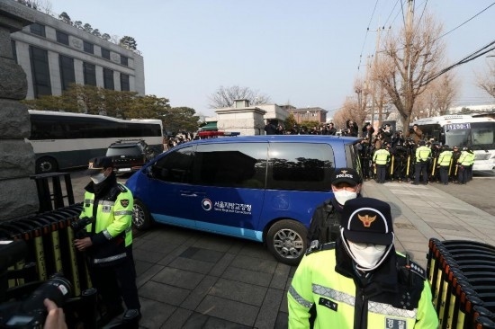  1月21日，尹錫悅乘坐的車輛進(jìn)入韓國首爾的憲法法院。新華社記者姚琪琳攝