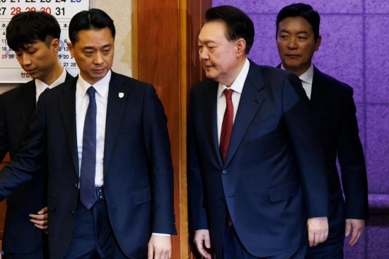  1月23日，尹錫悅（右二）在韓國首爾憲法法院出席總統(tǒng)彈劾案庭審。新華社發(fā)（Pool圖片，曹城凖攝）