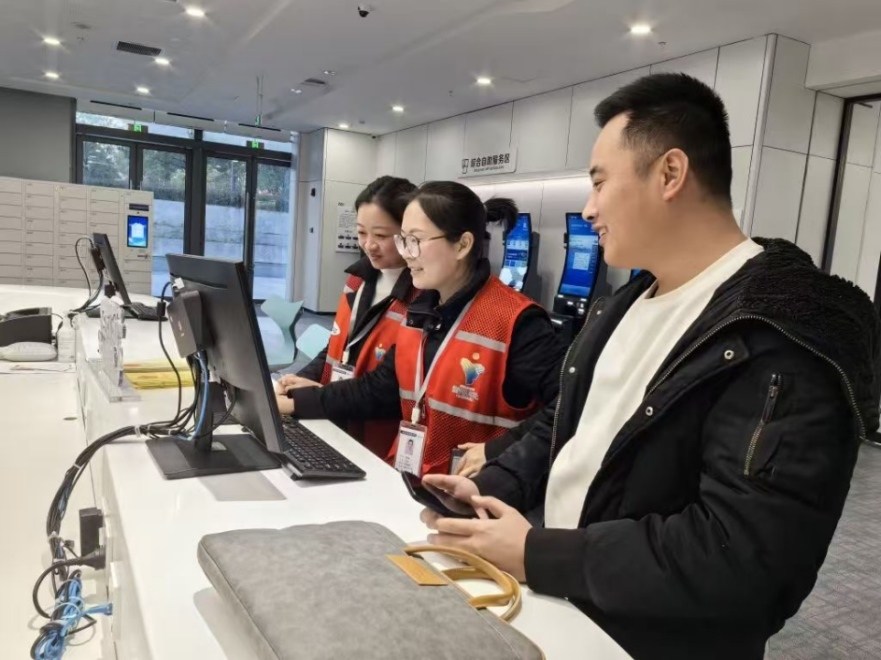 工作人員幫助企業(yè)辦理遷移申請(qǐng)網(wǎng)上填報(bào)。圖片來源：浙江衢州市市場(chǎng)監(jiān)督管理局