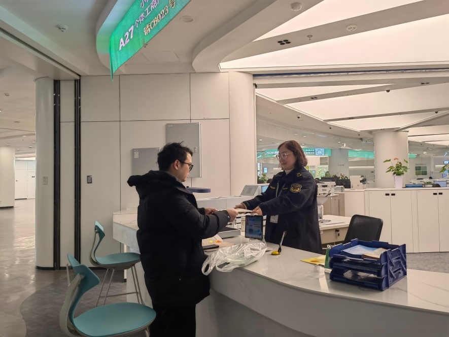 企業(yè)在出證窗口“一站式”領(lǐng)取變更后的營(yíng)業(yè)執(zhí)照。圖片來源：浙江衢州市市場(chǎng)監(jiān)督管理局