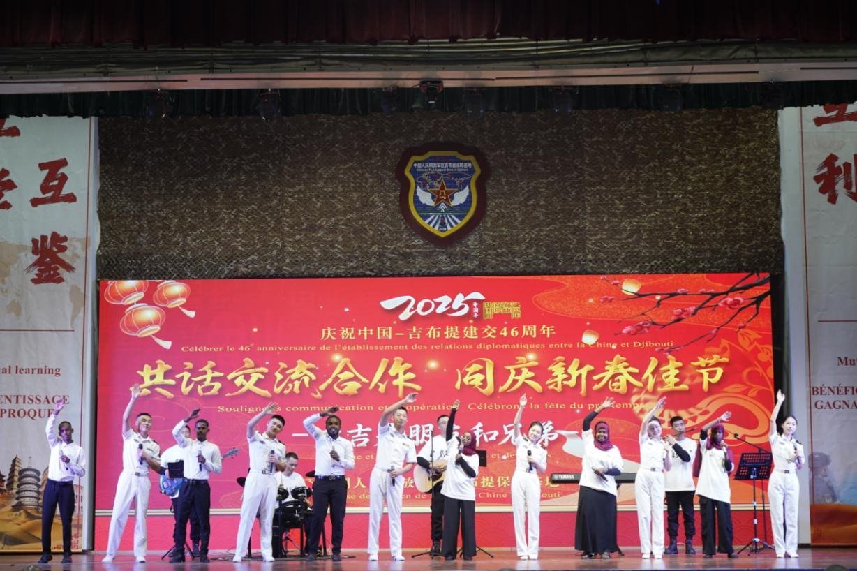 中吉兩國嘉賓合唱《友誼地久天長》。主辦方供圖