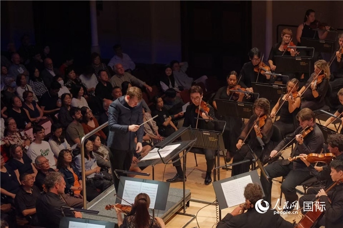 奧克蘭市政廳《空?！方豁懬莩霈F(xiàn)場。張波若攝