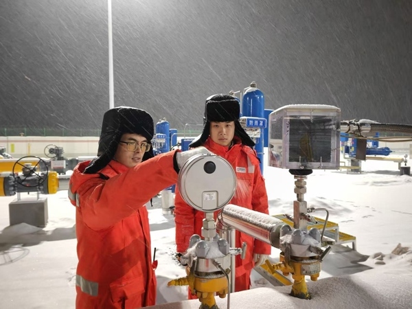 黑河作業(yè)區(qū)員工夜間對天然氣管道進(jìn)行巡檢。受訪者供圖