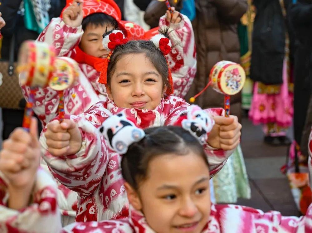 △新疆大巴扎社火迎新春，孩子們?cè)诂F(xiàn)場(chǎng)表演。