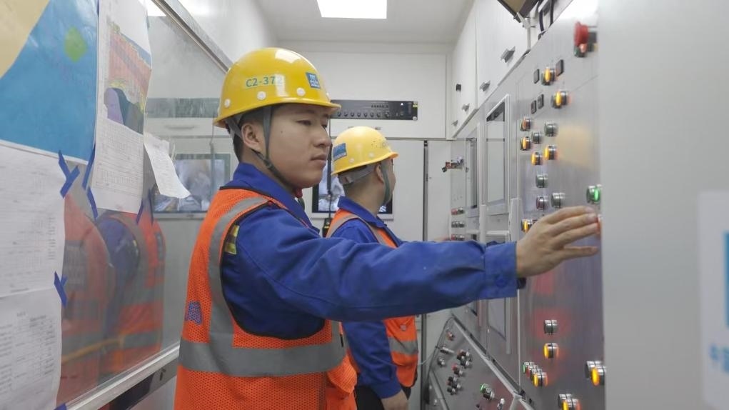 盾構(gòu)司機(jī)何曉波在駕駛室內(nèi)調(diào)試盾構(gòu)機(jī)參數(shù)。（劉芬攝）